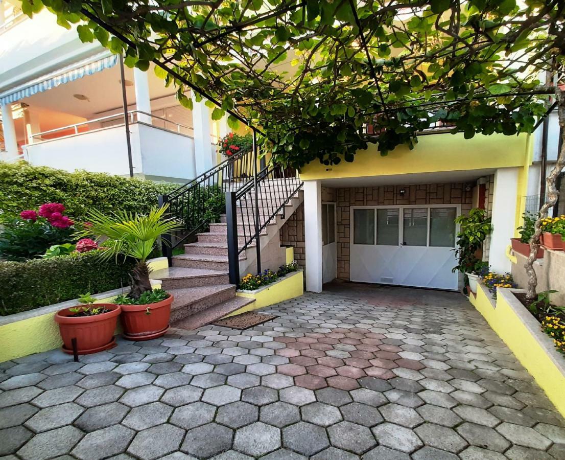 Paradise Beach Apartments Ровинь Экстерьер фото